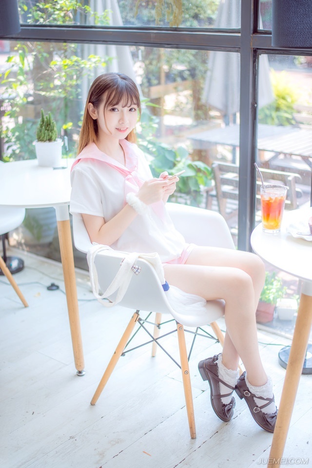 弓弦连续震颤了三次，两名江东水军应声而倒，第三箭，却因船身摇晃，射偏了。